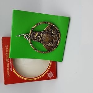 VINTAGE NORMAN ROCKWELL  ANTIQUE GOLD METAL FLAT CHRISTMAS SANTA ORNAMENT 1980s